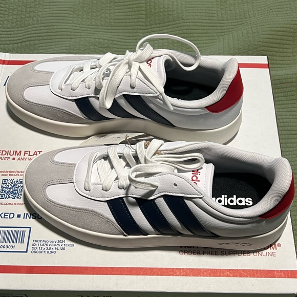 Adidas Barreda Athletic Shoes White Sneaker Blue Stripes Men Size 7 1/2 W 8 1/2 - Picture 4 of 9